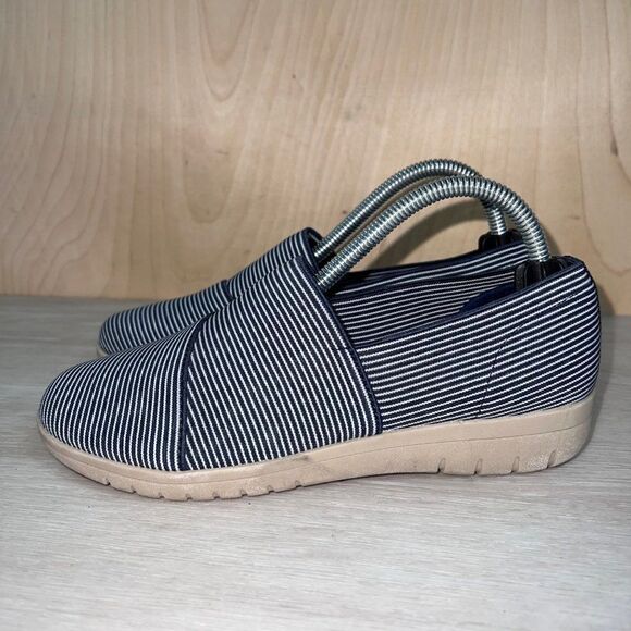 YUU Bevel Blue/White Stripe Elastic Slip-on NWOT Women's 5.5 - Picture 1 of 10